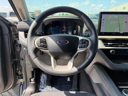 Used 2025 Ford Explorer Active AWD/4WD image 14