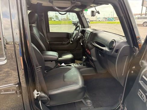 Used 2017 Jeep Wrangler Unlimited Sahara AWD/4WD image 28