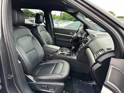 Used 2018 Ford Explorer XLT w/ Equipment Group 202A FWD image 30
