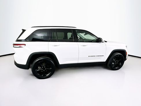 Used 2023 Jeep Grand Cherokee Limited w/ Black Appearance Package image 10