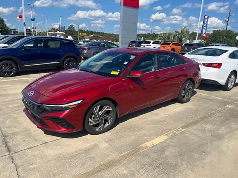 Used 2025 Hyundai Elantra SEL FWD image 2