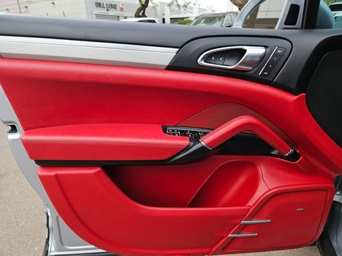 Used 2017 Porsche Cayenne Platinum Edition image 21