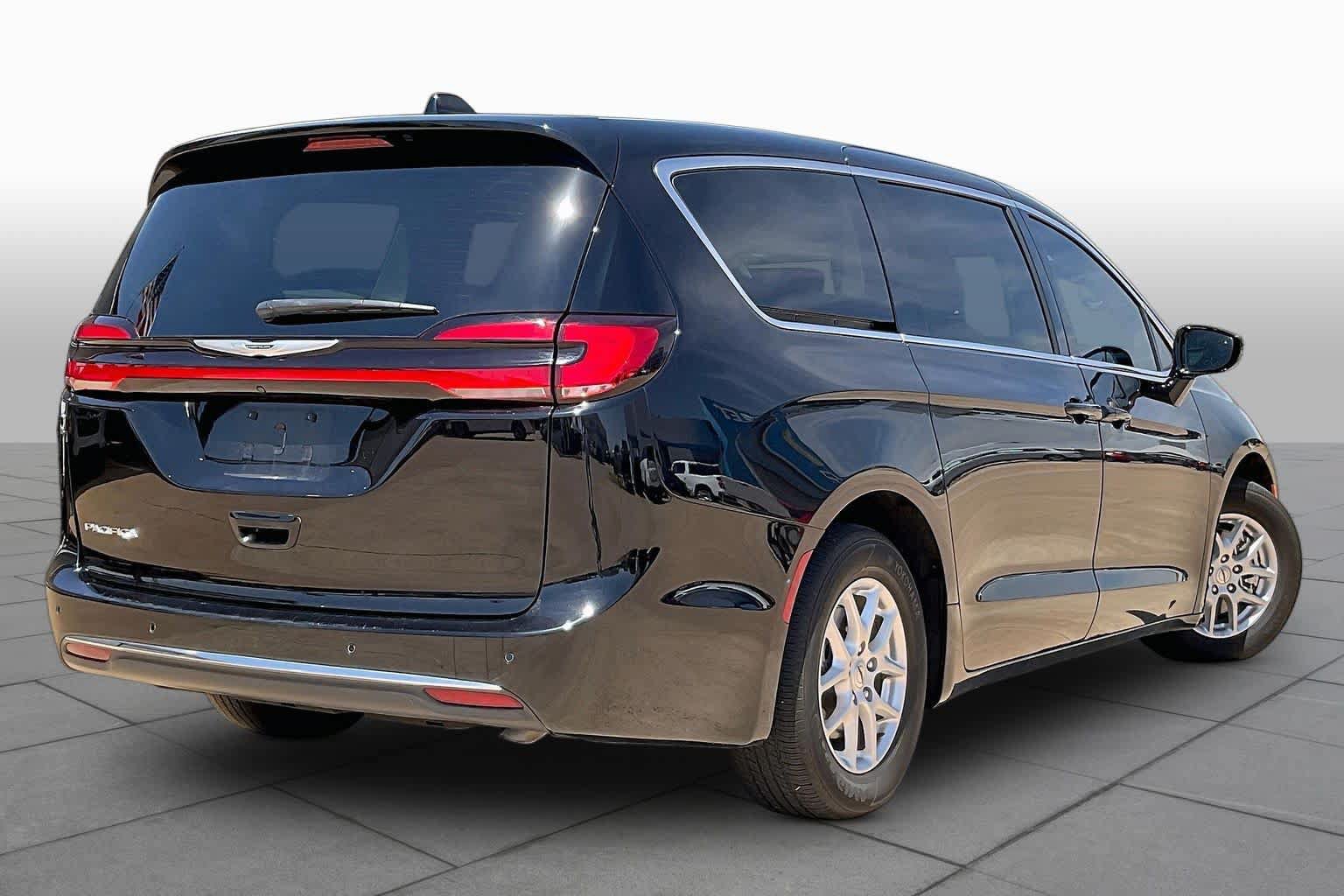 Used 2024 Chrysler Pacifica Touring-L FWD image 14