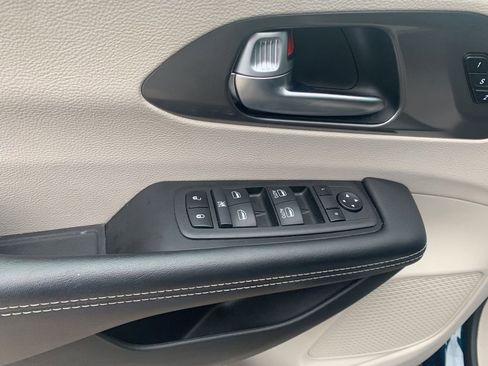 Used 2024 Chrysler Pacifica Touring-L FWD image 9