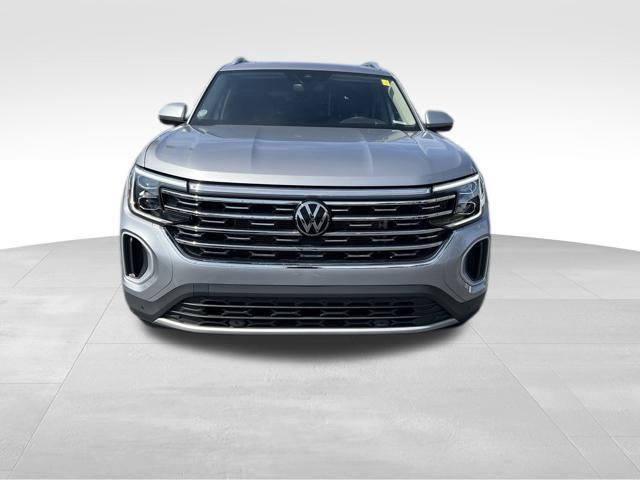 Used 2024 Volkswagen Atlas SEL AWD/4WD image 2