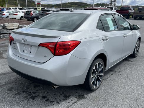 Used 2018 Toyota Corolla SE w/ SE Premium Package FWD image 5