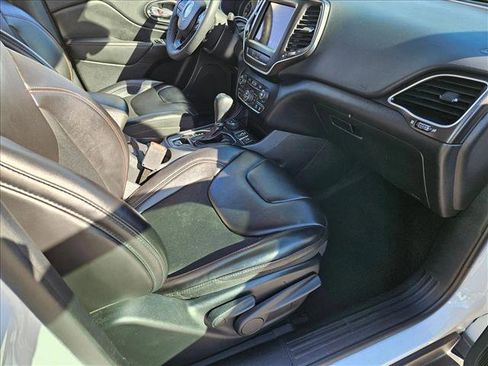 Used 2020 Jeep Cherokee Trailhawk image 19