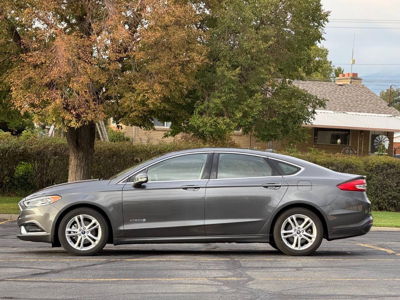 Used 2018 Ford Fusion SE w/ Equipment Group 602A FWD image 2