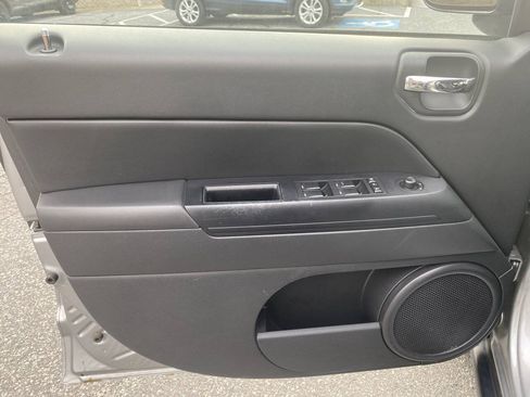 Used 2017 Jeep Compass 75th Anniversary w/ Power Value Group FWD image 10