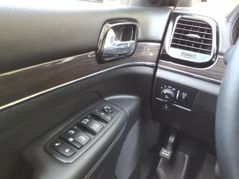 Used 2020 Jeep Grand Cherokee Overland AWD/4WD image 27