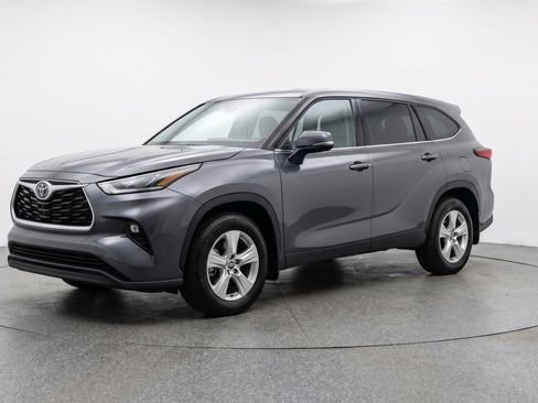 Used 2025 Toyota Highlander LE FWD image 3