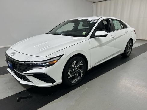 Used 2025 Hyundai Elantra Limited FWD image 5