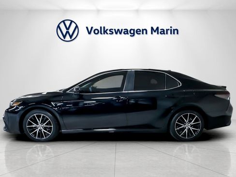 Used 2021 Toyota Camry SE image 2
