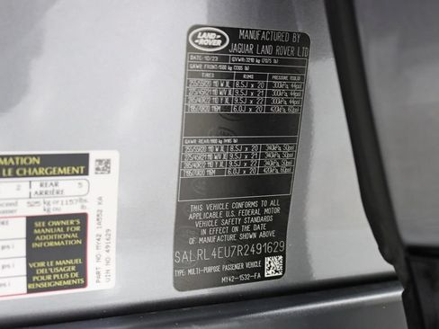 Used 2024 Land Rover Discovery Dynamic SE AWD/4WD image 43