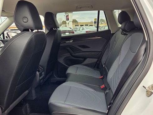 Used 2025 Volkswagen Tiguan SE image 6