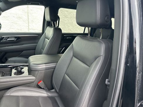 Used 2025 Chevrolet Suburban Z71 AWD/4WD image 12