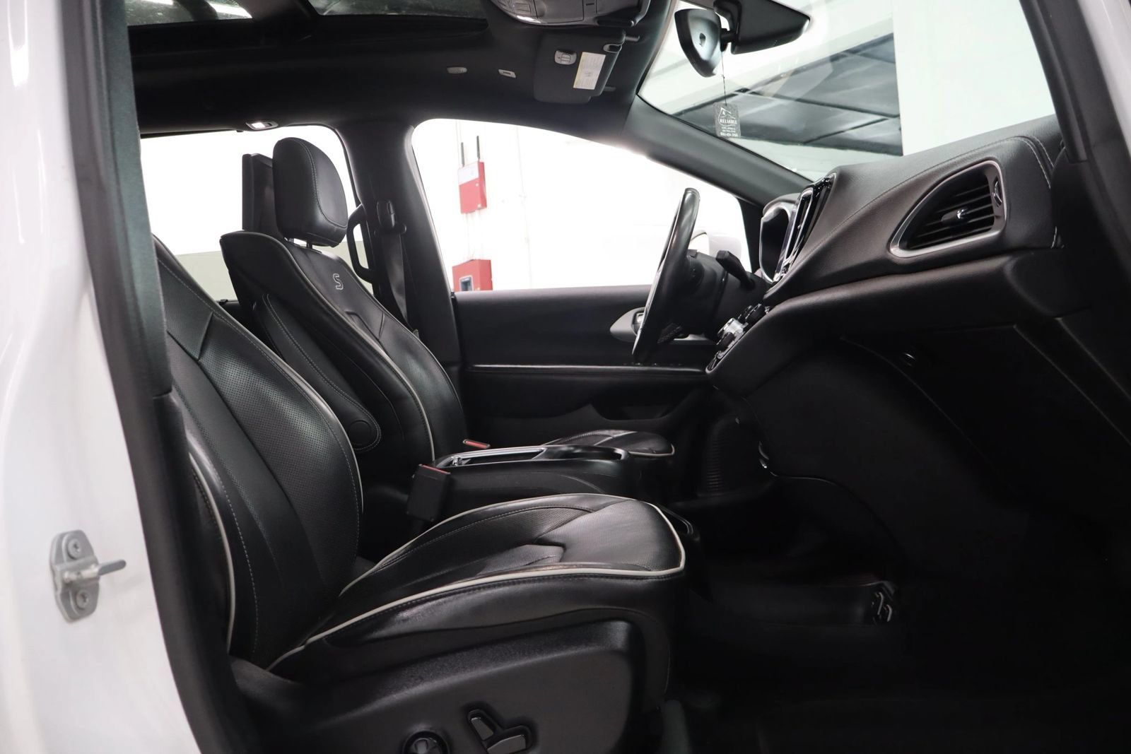 Used 2018 Chrysler Pacifica Limited w/ S Appearance Package FWD image 28