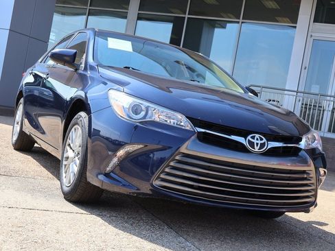 Used 2017 Toyota Camry LE image 7