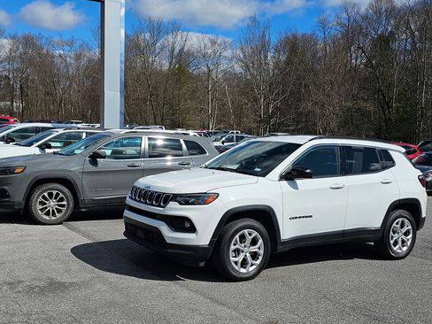 Used 2024 Jeep Compass Latitude image 2