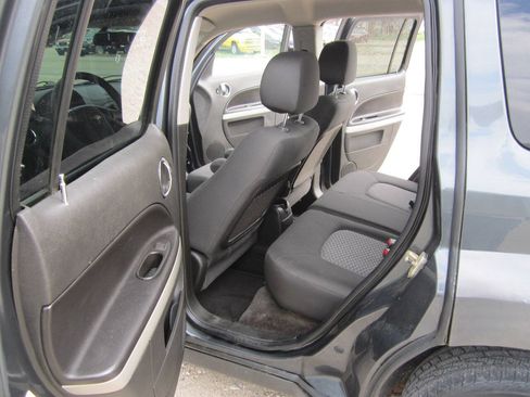 Used 2011 Chevrolet HHR LS FWD image 8