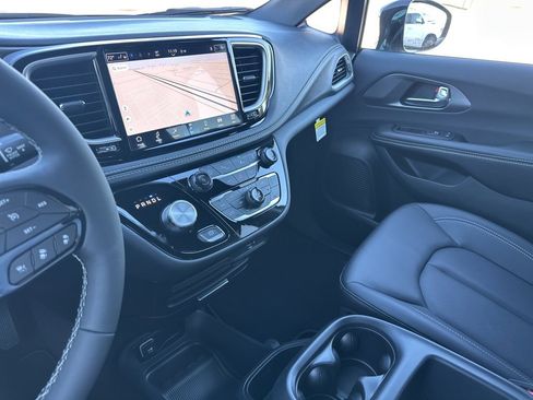 New 2026 Chrysler Pacifica Select image 71