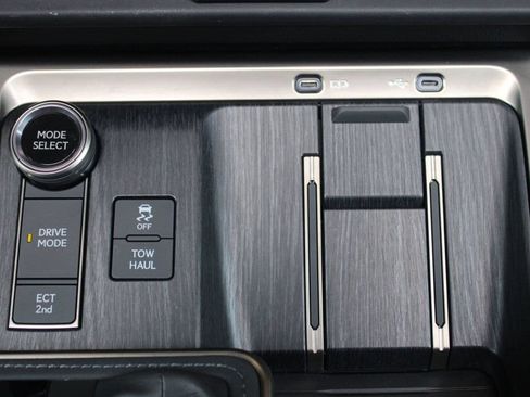 Used 2024 Lexus GX 550 w/ Accessory Package (2T) AWD/4WD image 25