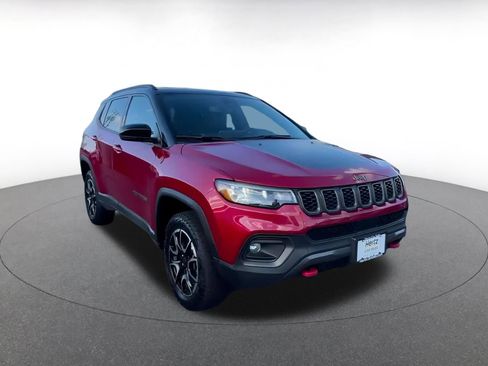 Used 2025 Jeep Compass Trailhawk image 3