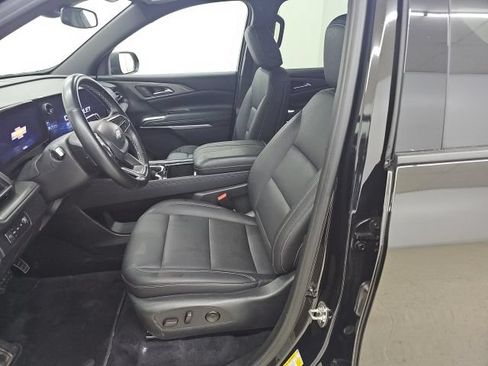 Used 2025 Chevrolet Traverse LT AWD/4WD image 2