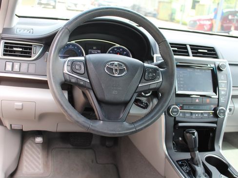 Used 2017 Toyota Camry XLE w/ Moonroof Package FWD image 18