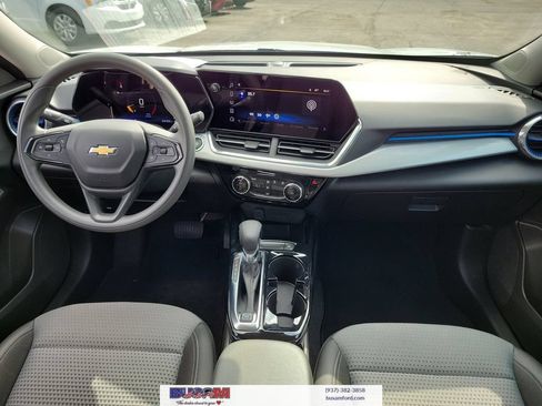 Used 2025 Chevrolet Trax LT FWD image 10
