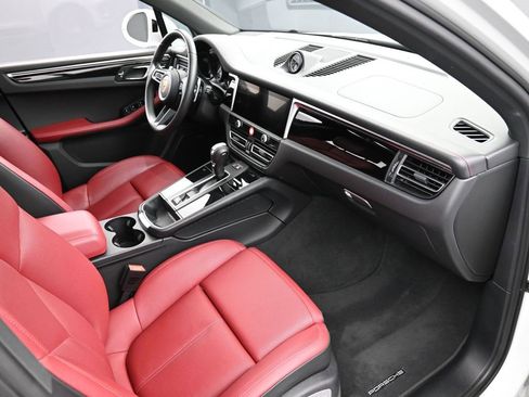 Certified 2022 Porsche Macan S image 32