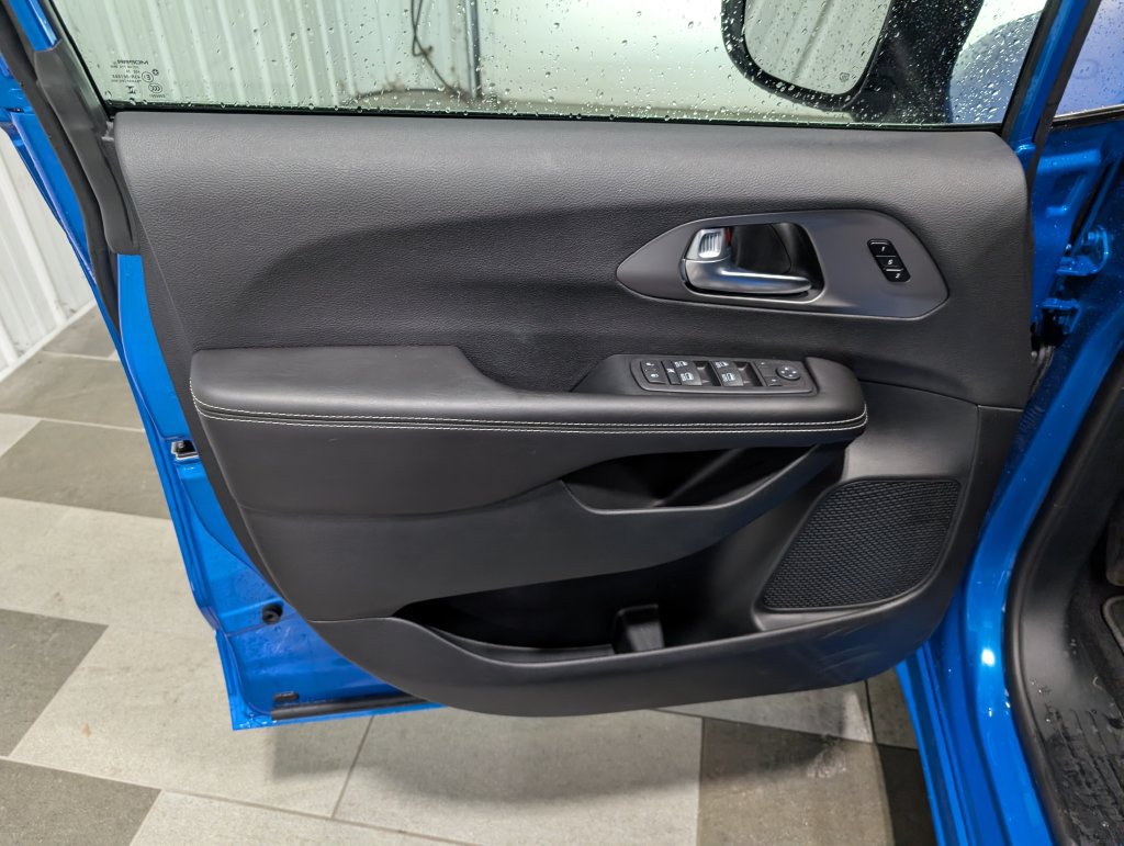 Used 2027 Chrysler Pacifica Select FWD image 13