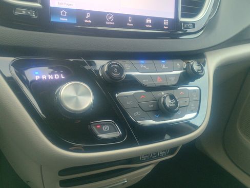 Used 2024 Chrysler Pacifica Touring-L image 30