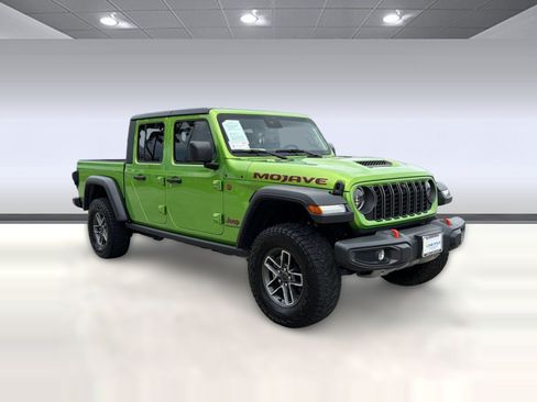 Used 2025 Jeep Gladiator Mojave w/ Convenience Group AWD/4WD image 6