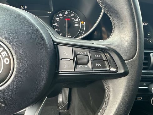 Used 2020 Alfa Romeo Giulia image 17