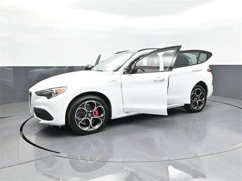 Used 2022 Alfa Romeo Stelvio Veloce image 59