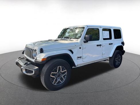 Used 2025 Jeep Wrangler Unlimited Sahara AWD/4WD image 4