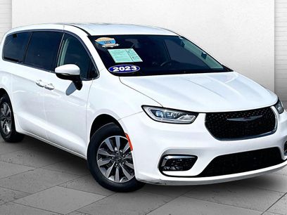 Used 2023 Chrysler Pacifica Touring-L