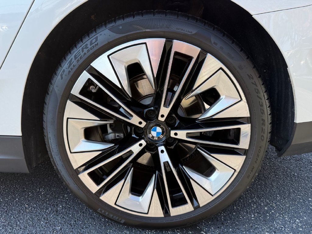 Used 2026 BMW 530i xDrive AWD/4WD image 16