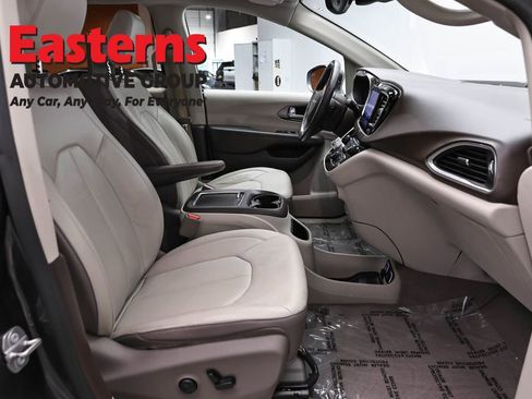 Used 2017 Chrysler Pacifica Touring-L Plus w/ Advanced Safetytec Group FWD image 24