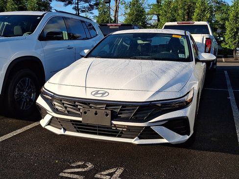 Used 2024 Hyundai Elantra SEL FWD image 2