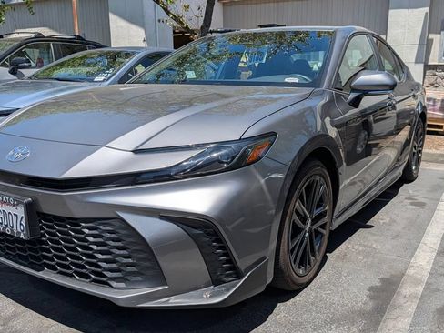 Used 2025 Toyota Camry SE FWD image 5