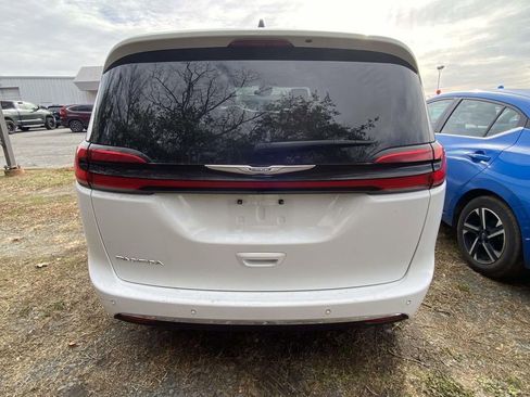 Used 2023 Chrysler Pacifica Touring-L image 6