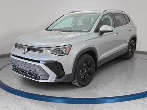 Used 2025 Volkswagen Taos SE image 1