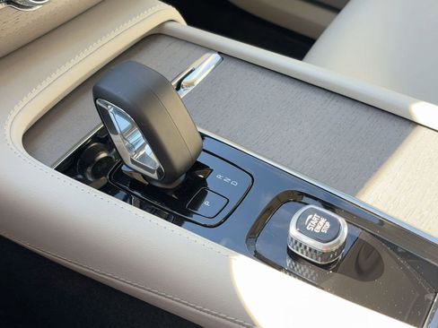 Used 2025 Volvo XC90 B5 Plus image 18