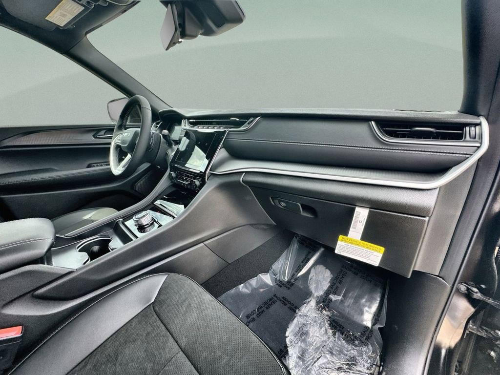 New 2025 Jeep Grand Cherokee Altitude RWD image 20