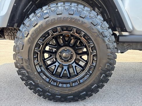 Used 2023 Jeep Gladiator Rubicon w/ Cold Weather Group image 12