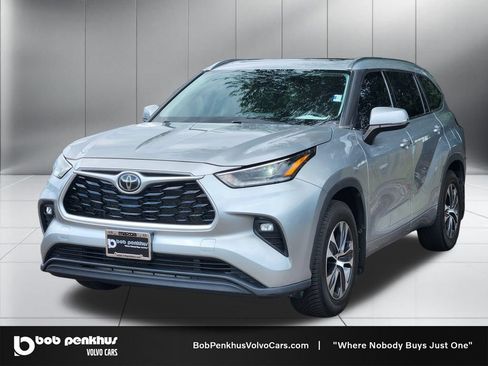 Used 2021 Toyota Highlander XLE AWD/4WD image 23