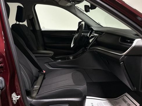 Used 2023 Jeep Grand Cherokee Laredo image 21