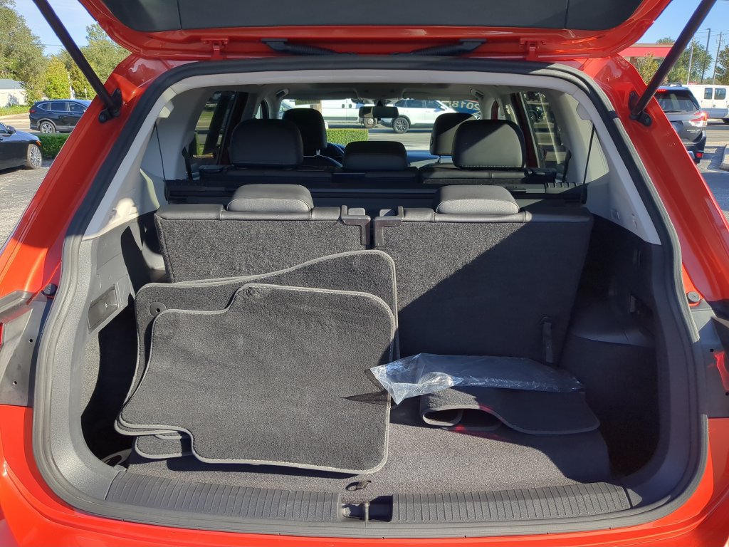 Used 2018 Volkswagen Tiguan SE w/ Panoramic Sunroof Package FWD image 10